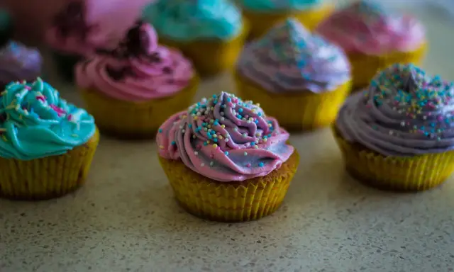 Färgglada cupcakes med fluffig frosting, perfekta för ett festligt frosting recept.