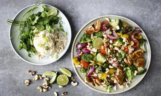 En färgstark wok med kyckling, grönsaker och cashewnötter, serverad med ris. Perfekt middagstips helg!