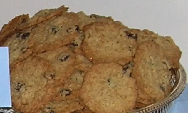 En hög med hembakade havrekakor med russin på ett silverfat. Perfekt för fikat!