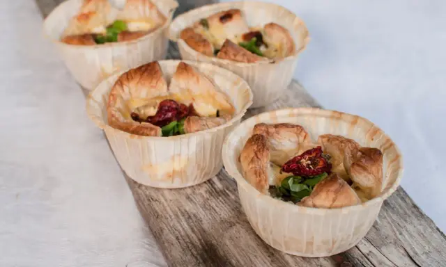 Fyra små, gyllene minipajer i muffinsform, fyllda med ost, soltorkade tomater och grönt. Perfekta som tilltugg.