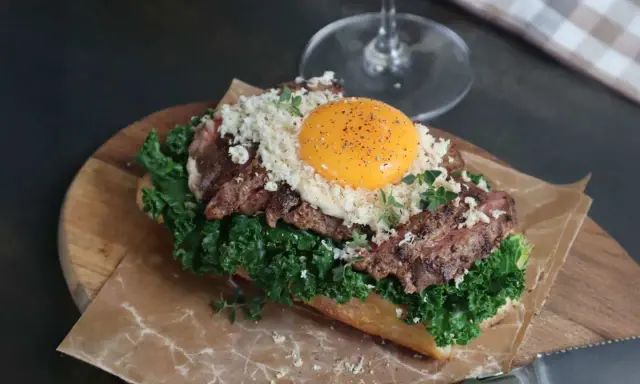 En lyxig toast med biff, grönkål, ost och ett perfekt stekt ägg. Ett fantastiskt bookmaker toast recept!