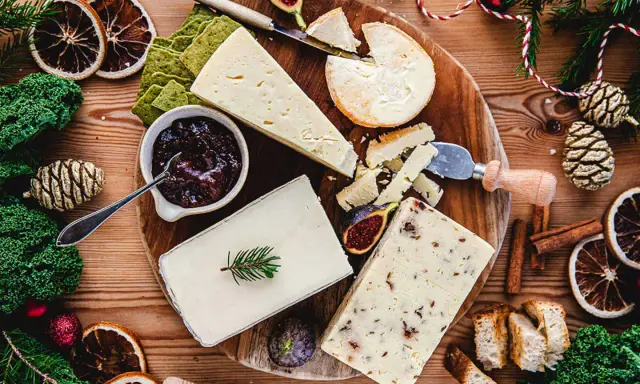 En härlig ostbricka med olika ostar, kex, fikon och marmelad. Perfekt vin till ostbricka för en mysig stund.