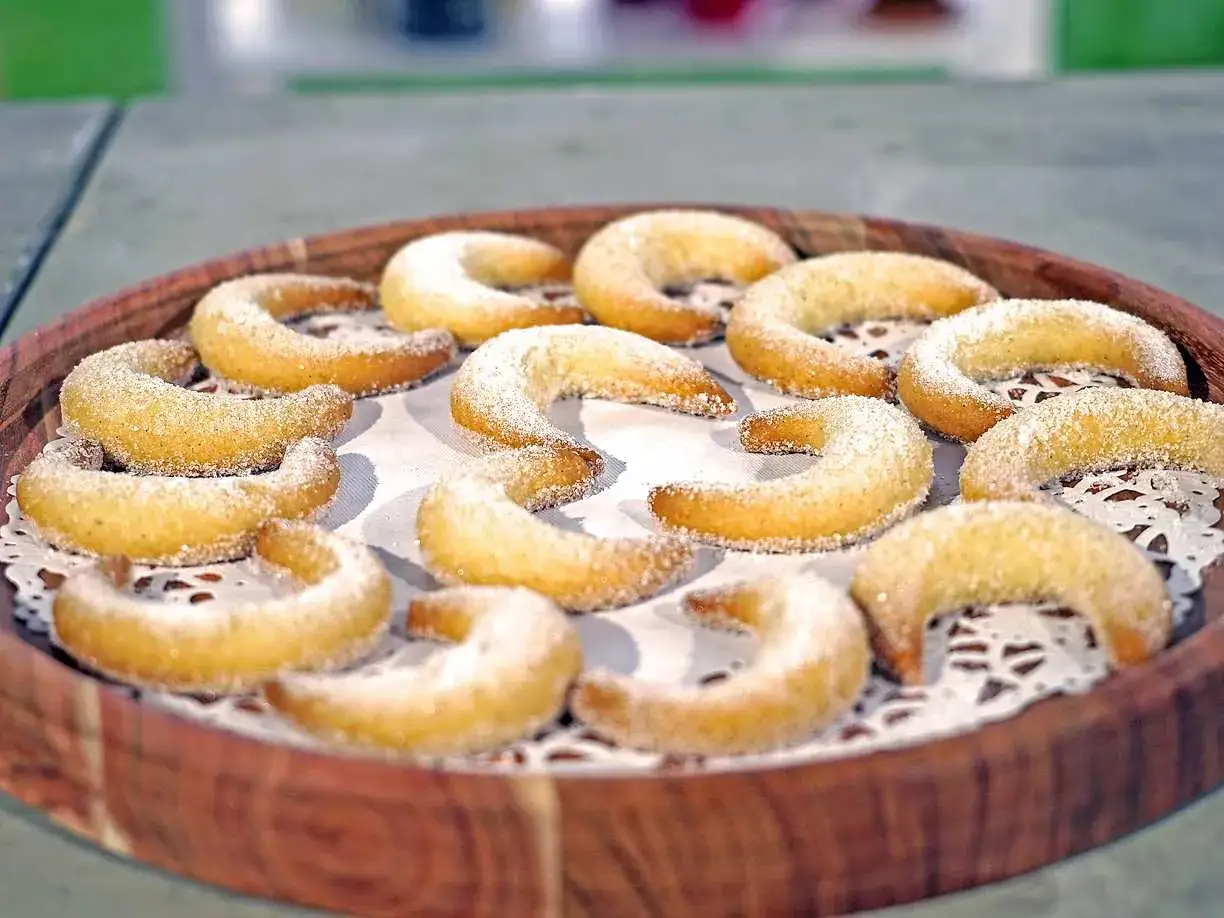 En bricka med vaniljhorn, perfekta för Fredriks fika. Krispiga, sockerbeströdda halvmånar som smälter i munnen.
