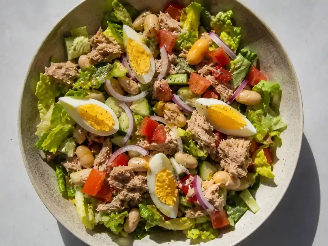 En härlig tonfisk sallad med ägg, bönor, tomat och gurka. Perfekt för en lätt lunch.