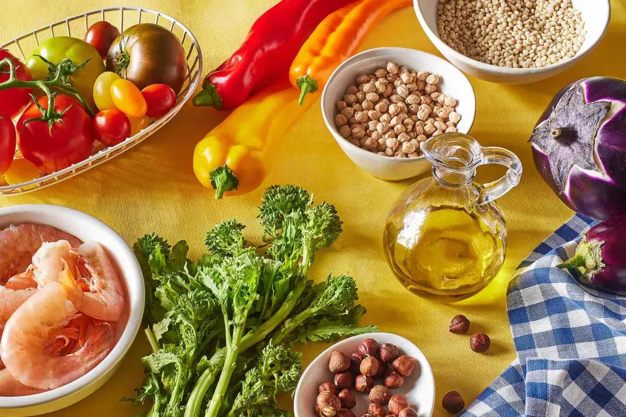 F&auml;rska ingredienser som r&auml;kor, gr&ouml;nsaker och n&ouml;tter f&ouml;r medelhavskost recept.