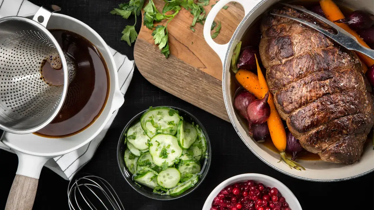 En saftig stek med rotfrukter, pressgurka och rårörda lingon. Perfekt för klassiska fransyska recept.
