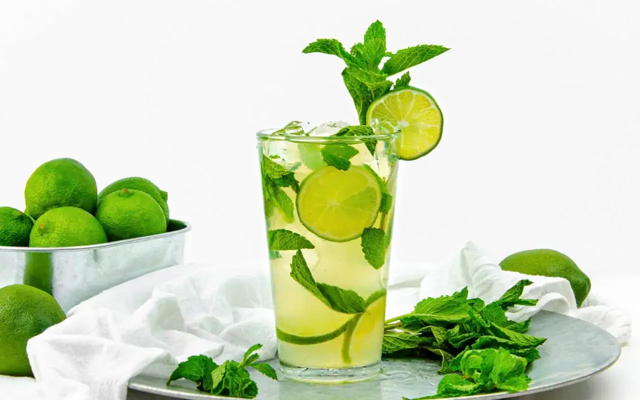 En uppfriskande mojito med lime och mynta, perfekt för ett somrigt mojito recept.