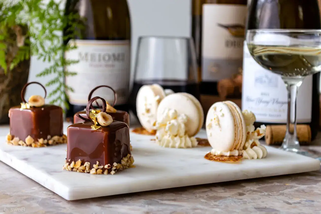 Chokladbakelser och macarons med gr&auml;dde, perfekt som dessertvin till glass.