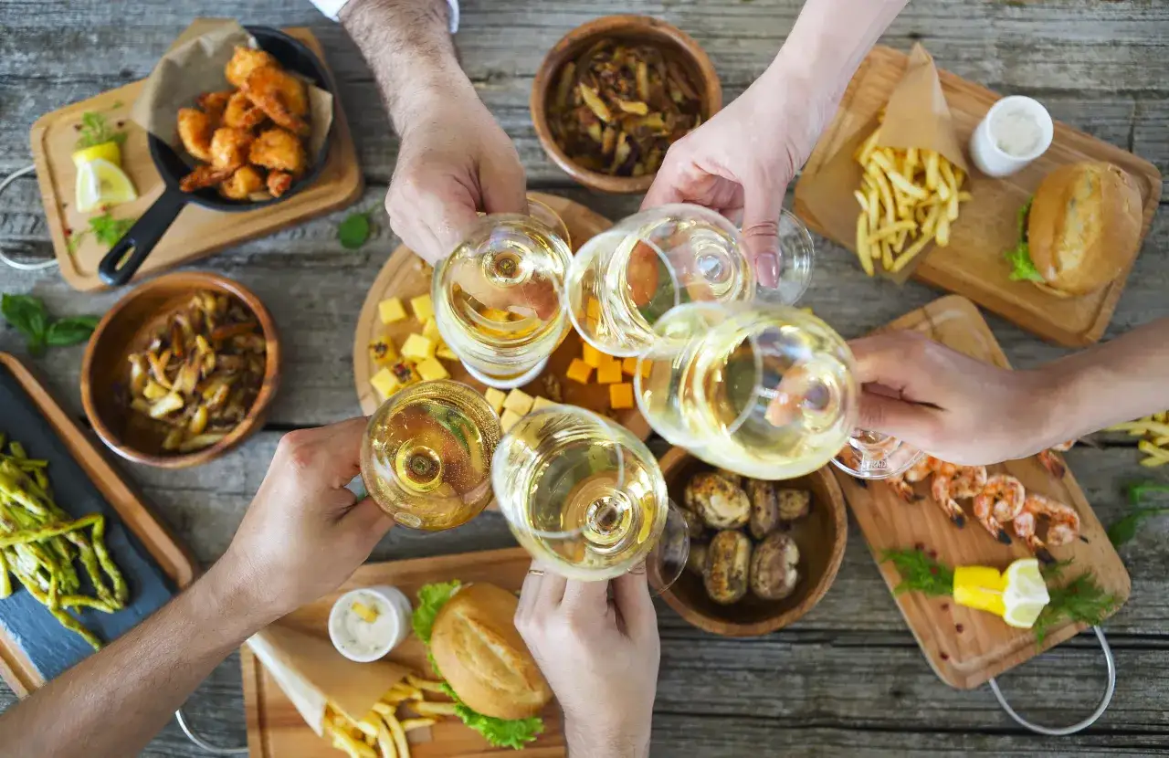 Skål! En festlig samling av friterade räkor, pommes frites, sliders och grönsaker. Sauvignon blanc passar till allt detta.