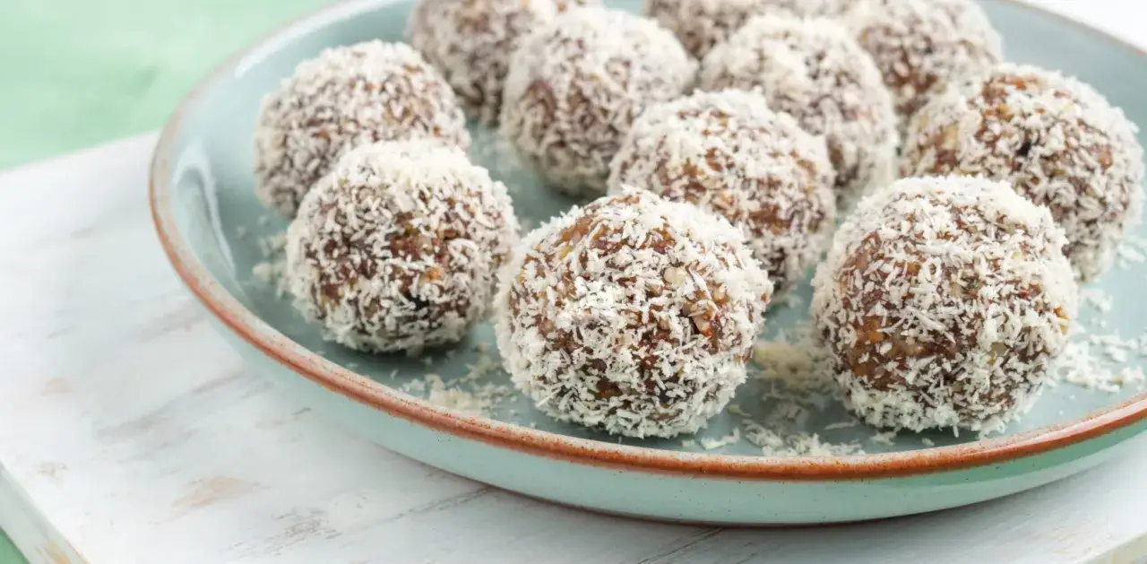 Fredriks fika: godaste chokladbollar rullade i kokos. En härlig fika som smälter i munnen.