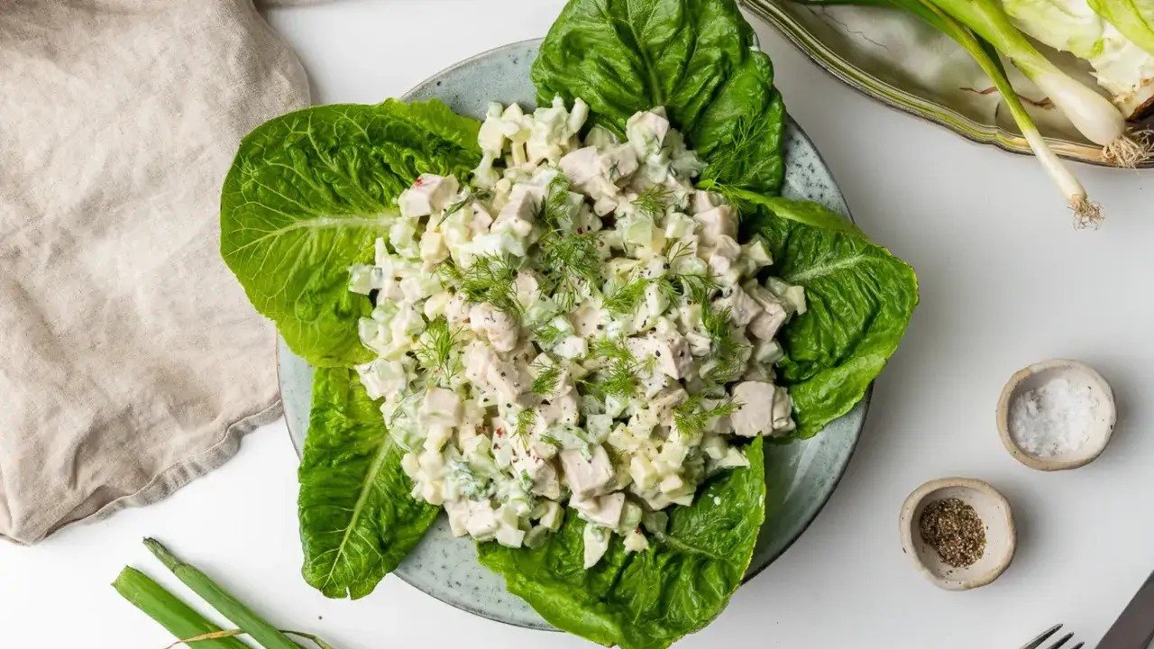 En krämig kycklingsallad med dill, serverad på salladsblad. Perfekt som dressing till kycklingsallad eller som en lätt lunch.