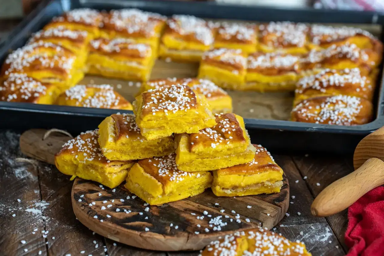 Fredriks fika: gyllene saffransbullar med mandelmassa, toppade med pärlsocker, redo att avnjutas.