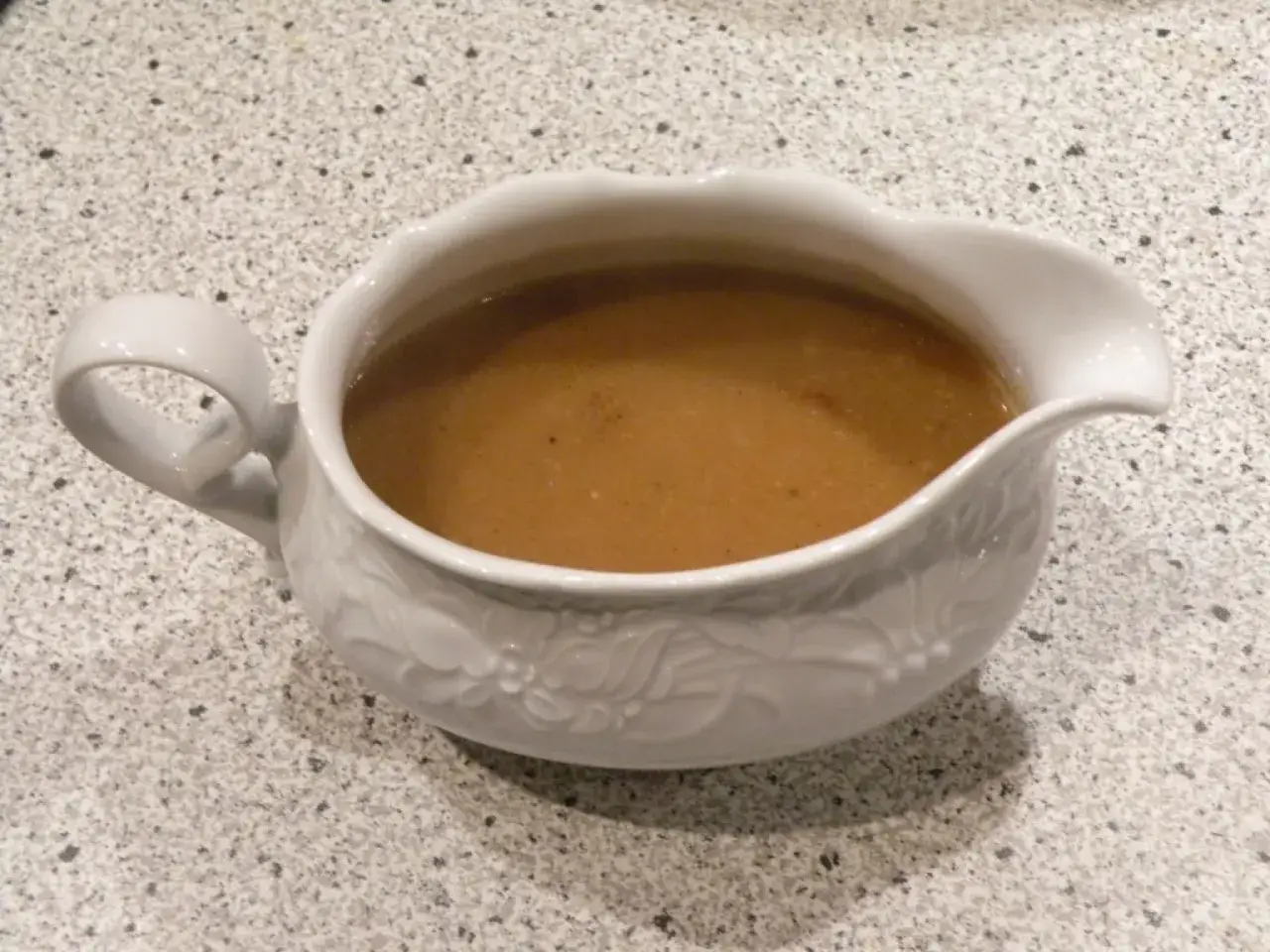 En vit s&aring;ssnipa med en gyllenbrun bruns&aring;s. Perfekt f&ouml;r att servera till middagen, h&auml;r &auml;r ett enkelt bruns&aring;s recept.
