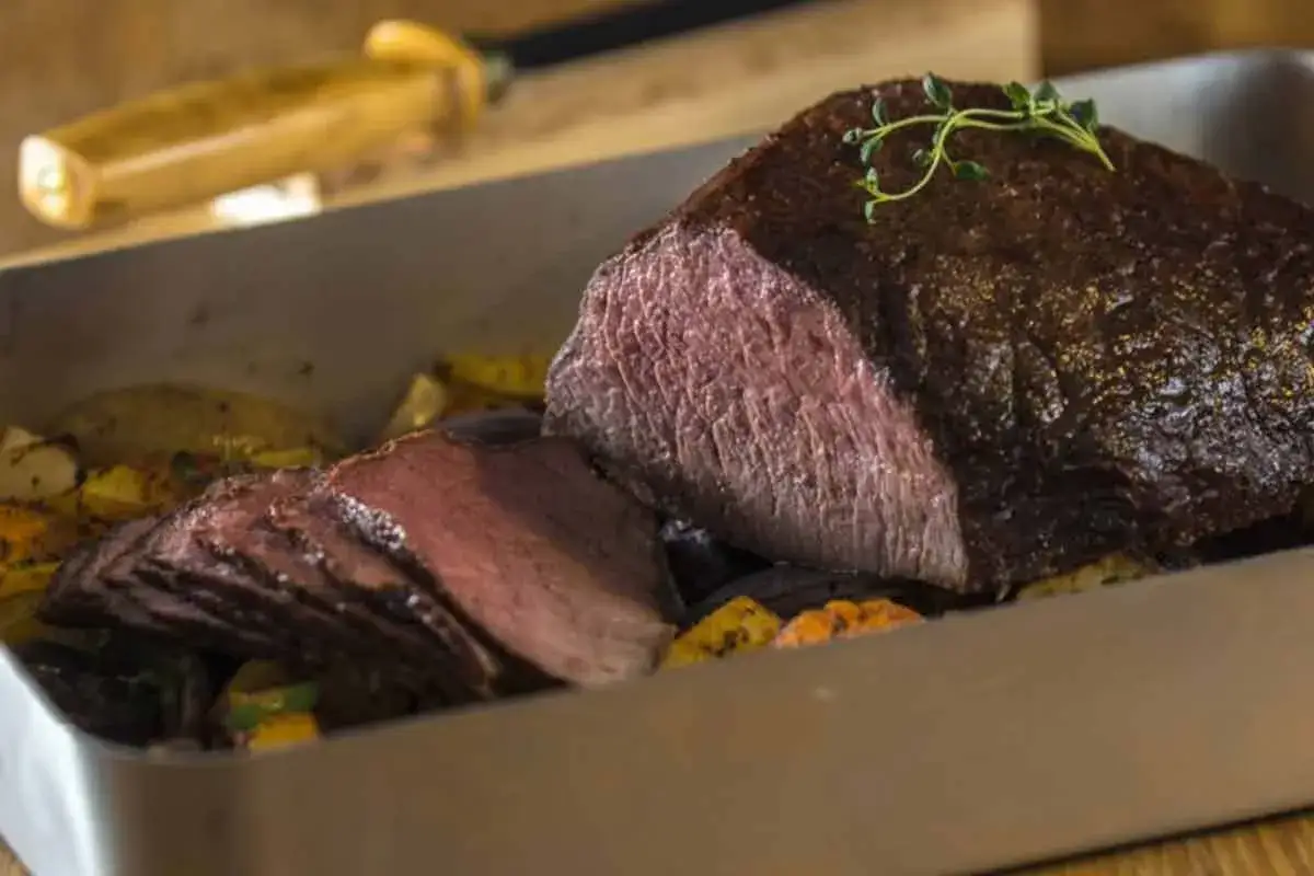 Saftigt stekt innanlår i ugnsform med rotfrukter. Ett perfekt innanlår recept för en härlig middag.