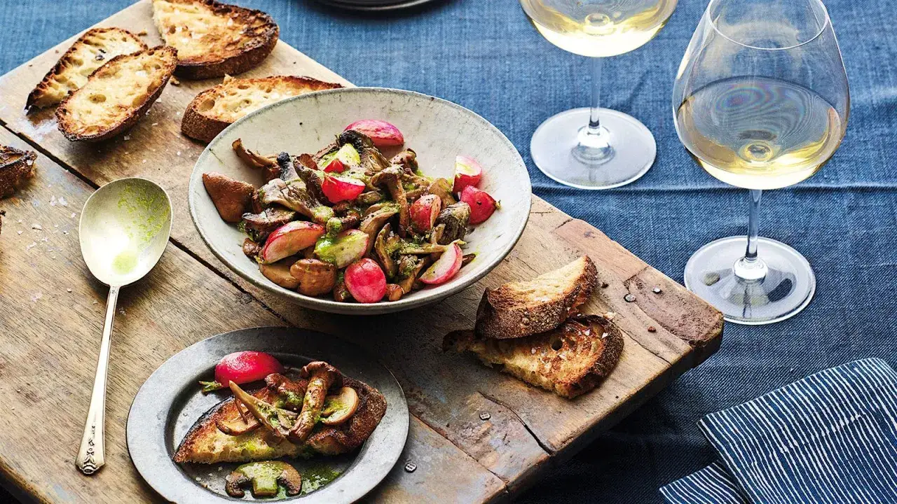 En h&auml;rlig m&aring;ltid med kantarelltoast, f&auml;rska r&auml;disor och ett glas vitt vin. Perfekt f&ouml;r en h&ouml;stig kv&auml;ll.