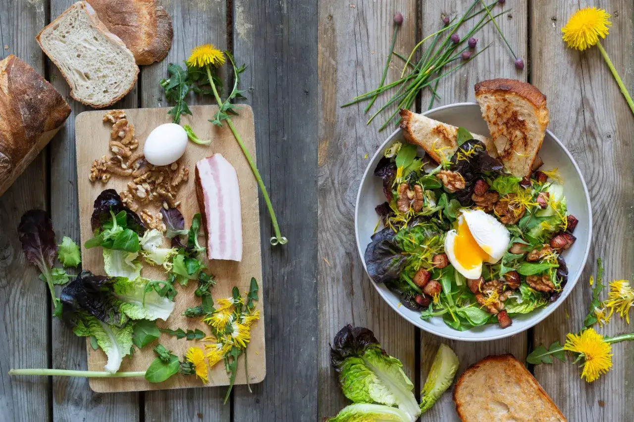 En härlig sallad med pocherat ägg, valnötter och knaperstekt bacon. Ett perfekt sallad recept för en lätt lunch.