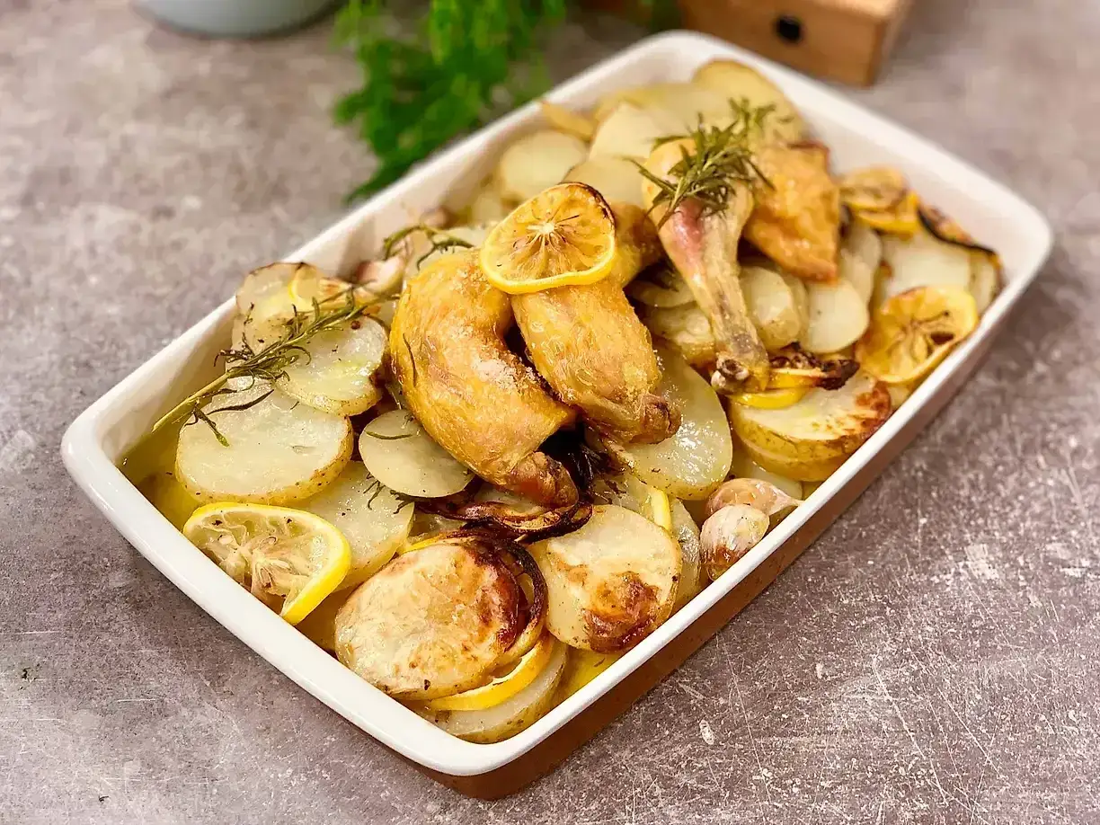 Ugnsbakad kyckling med råstekt potatis i ugn, citron och rosmarin. En härlig rätt som doftar ljuvligt!