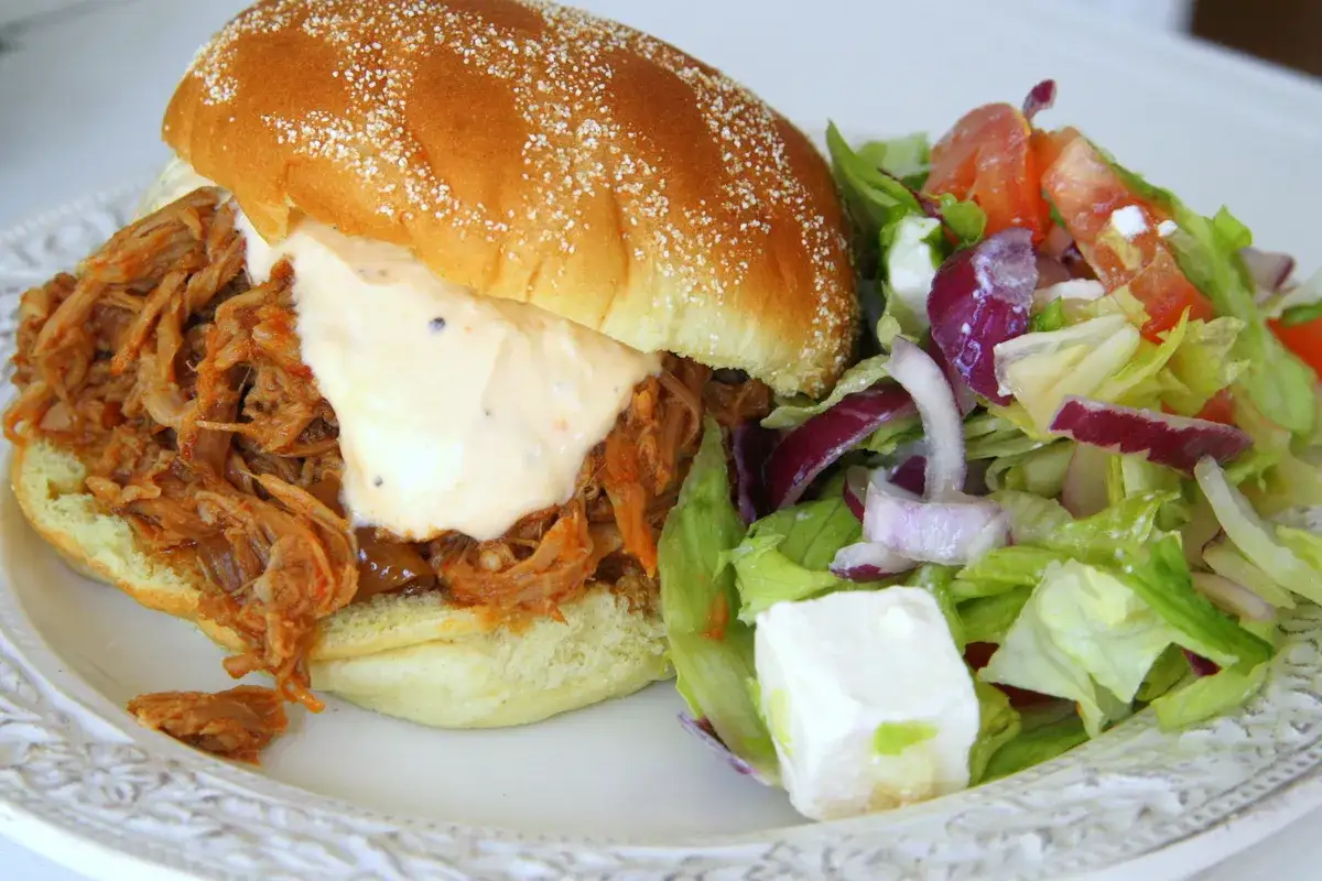 Pulled pork-macka med sallad, perfekt för en fika.
