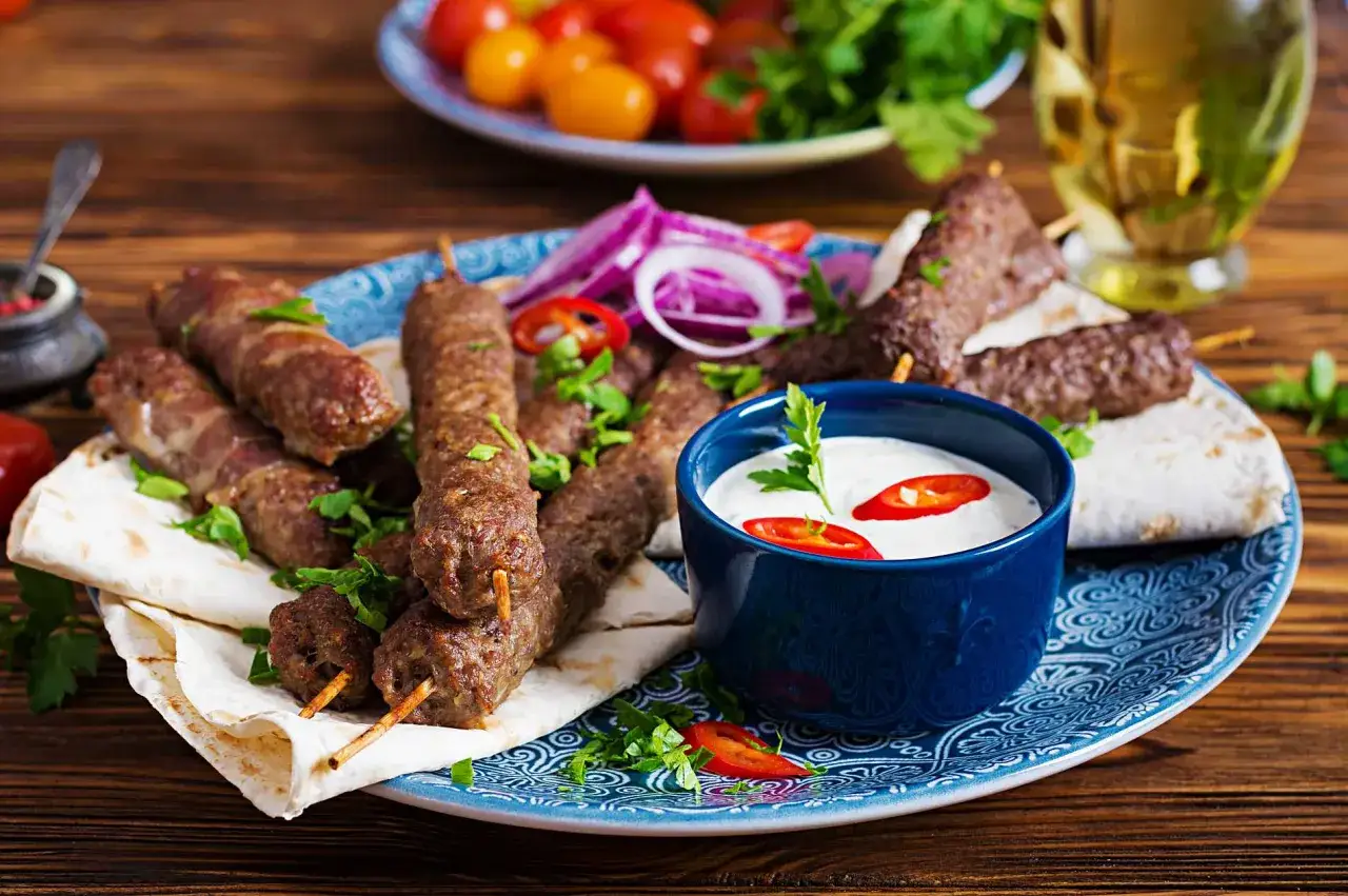 Saftiga lammspett med vitlöksdressing, rödlök och persilja. Ett perfekt kebab recept för en härlig middag.