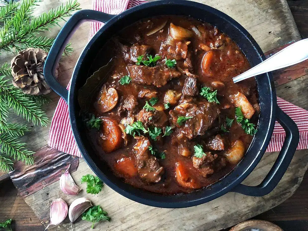 En mustig boeuf bourguignon gryta med möra köttbitar, morötter och svamp. Perfekt recept för en mysig middag.