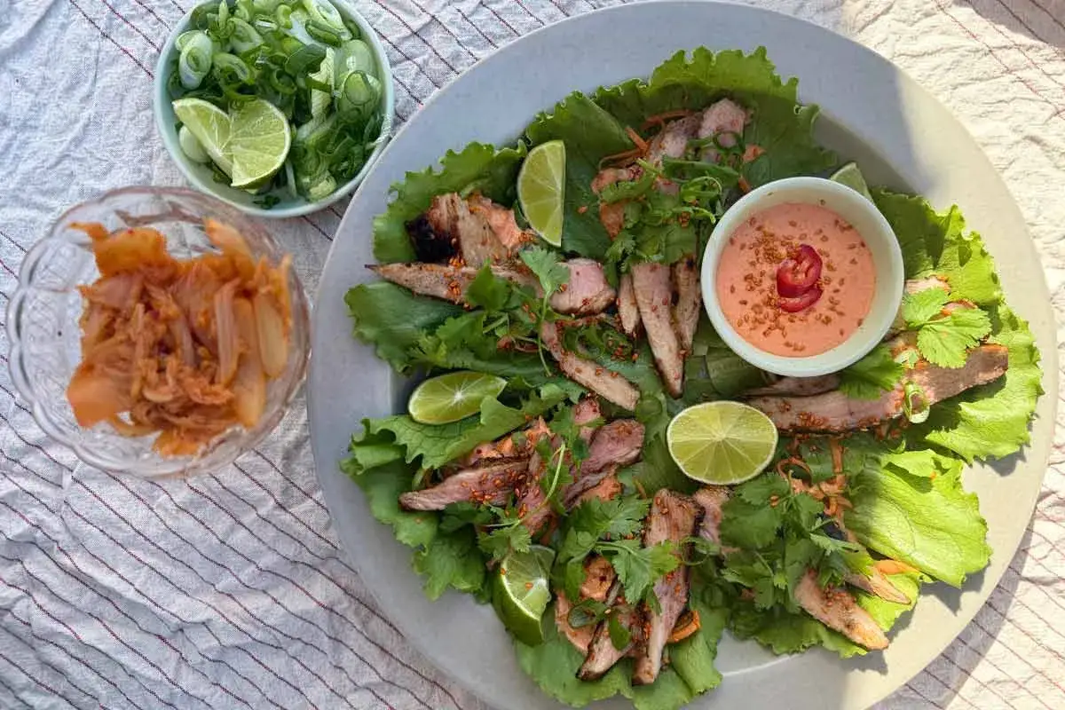 Enkla och goda tacos recept med saftigt k&ouml;tt, krispig sallad, lime och en kr&auml;mig s&aring;s. Serveras med kimchi och salladsl&ouml;k.