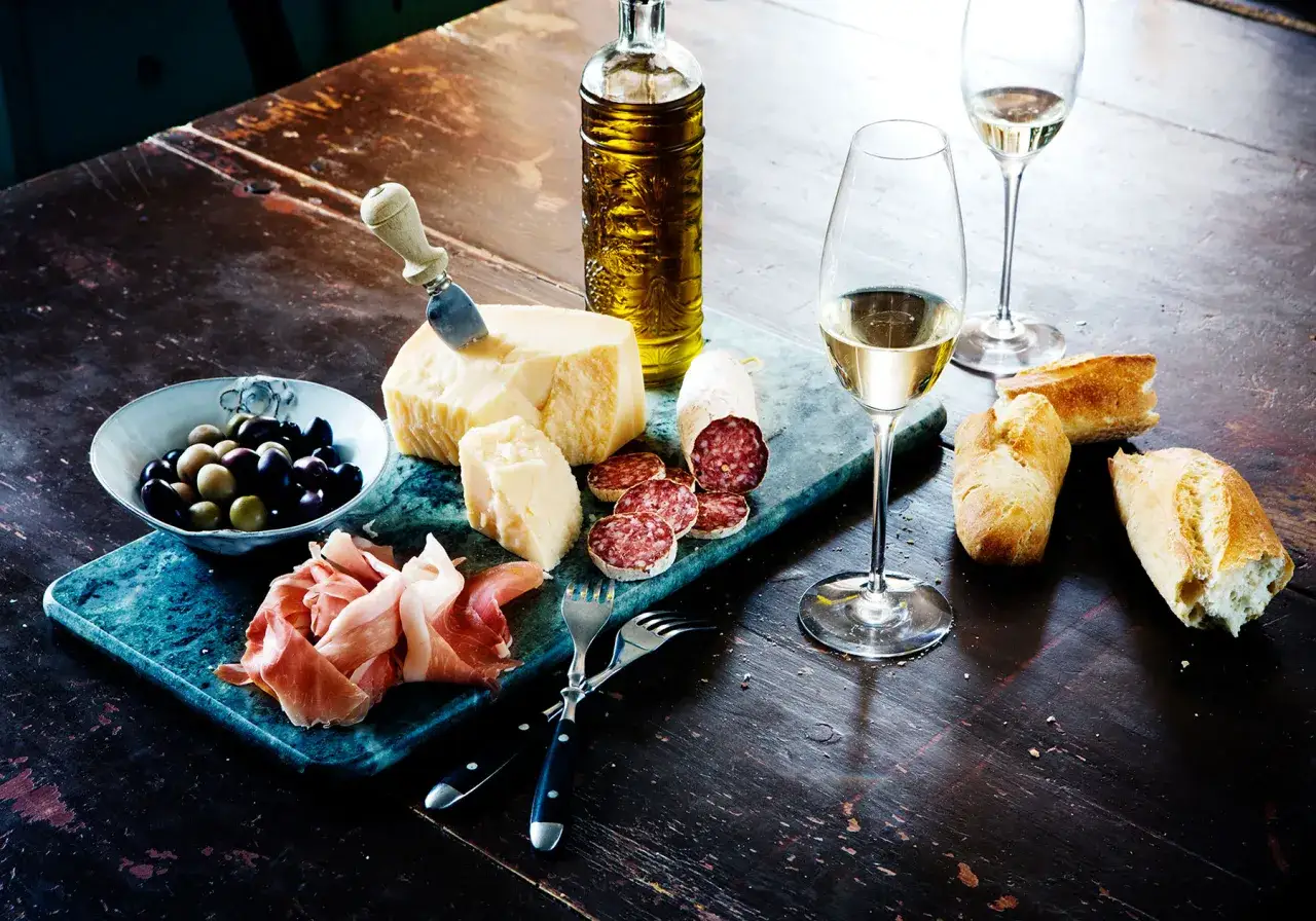 En härlig italiensk buffé med ost, salami, skinka, oliver och bröd. Perfekt att njuta av till ett glas vitt vin.