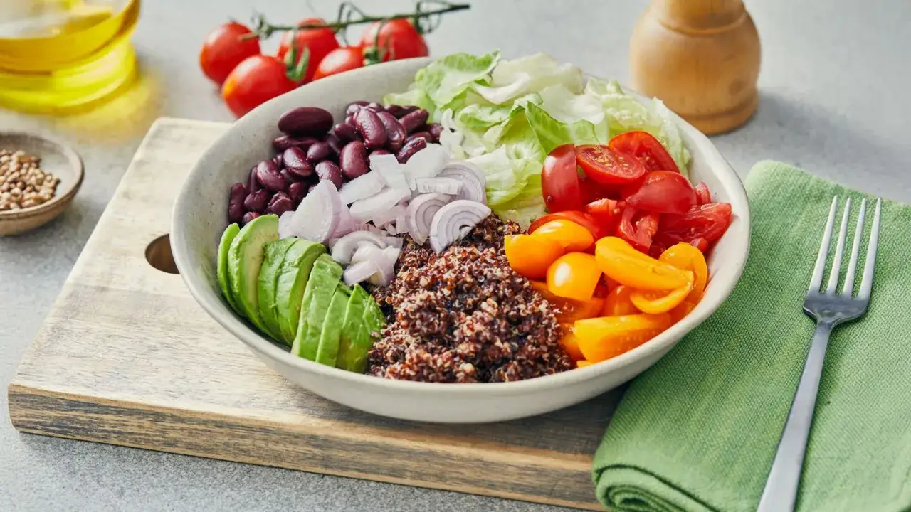 En fr&auml;sch sallad med quinoa, b&ouml;nor, avokado, tomater och l&ouml;k. Perfekt som diabetes mat recept f&ouml;r en h&auml;lsosam m&aring;ltid.