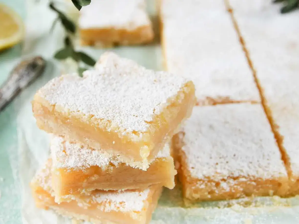 Fredriks fika: saftiga citronrutor pudrade med florsocker, perfekta för en söt stund.