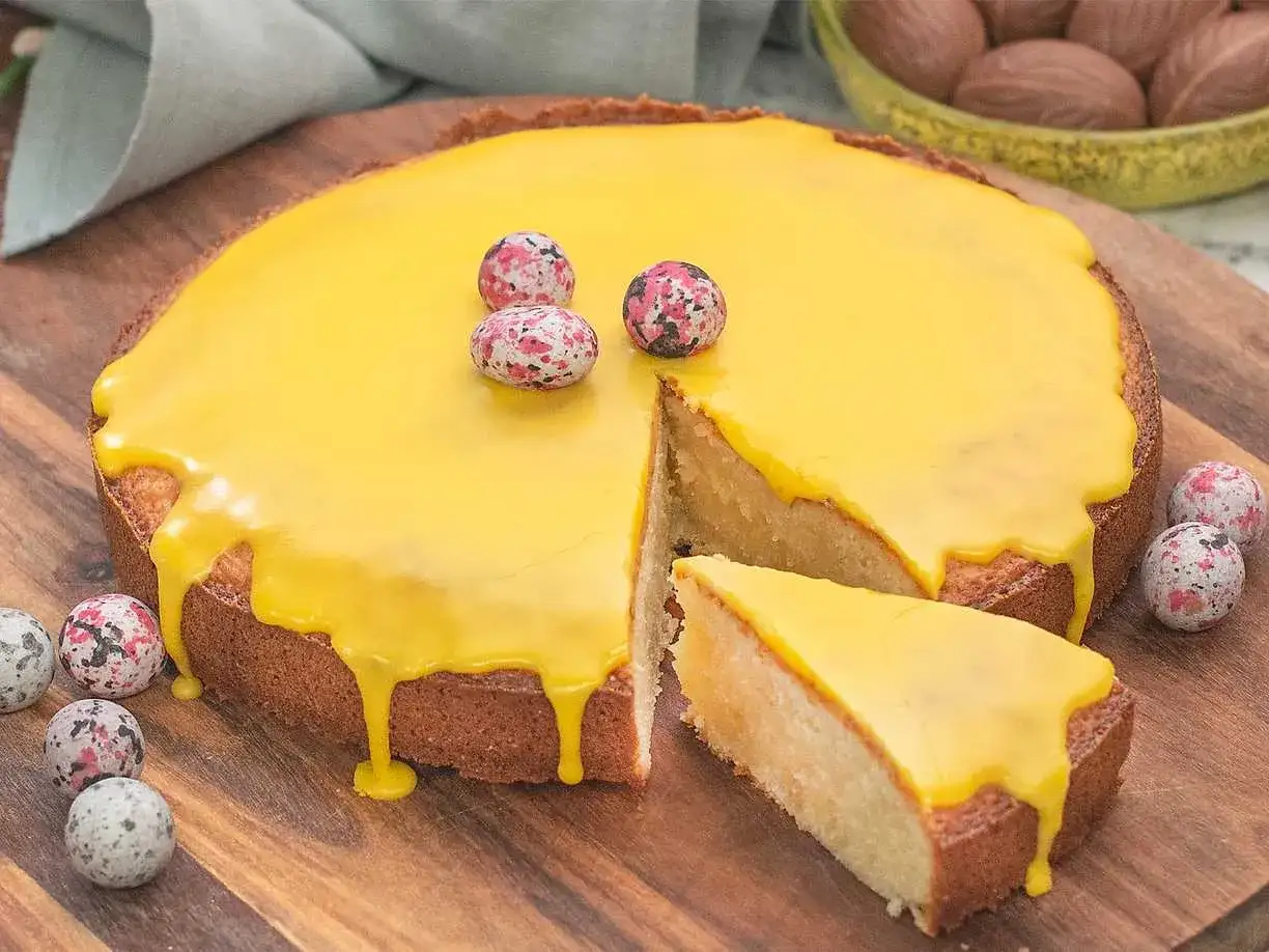 Fredriks fika: saftig citron och mandelkaka med gul glasyr och dekorationer.