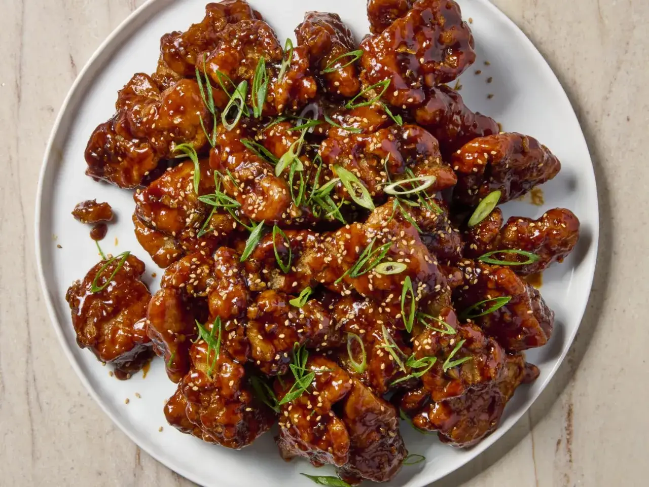 Krispigt, glaserat koreanskt friterad kyckling med sesamfrön och salladslök. Ett perfekt recept på korean fried chicken!