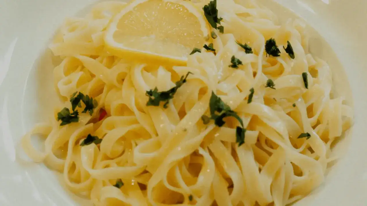 En krämig citronpasta med färsk persilja och en citronskiva. Perfekt till ett glas vitt vin.