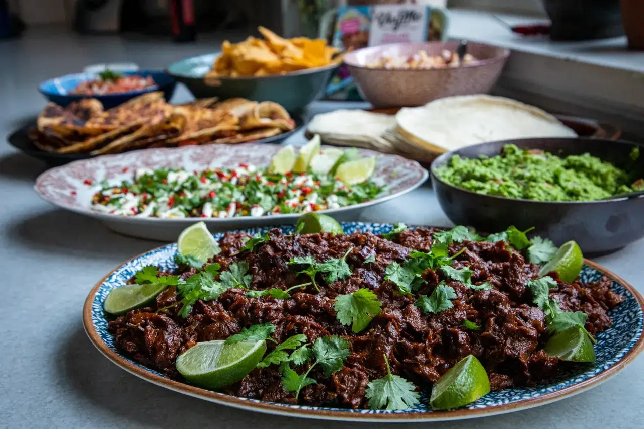 En härlig buffé med mexikansk mat: pulled meat, guacamole, salsa, tortillachips och färska tortillas.