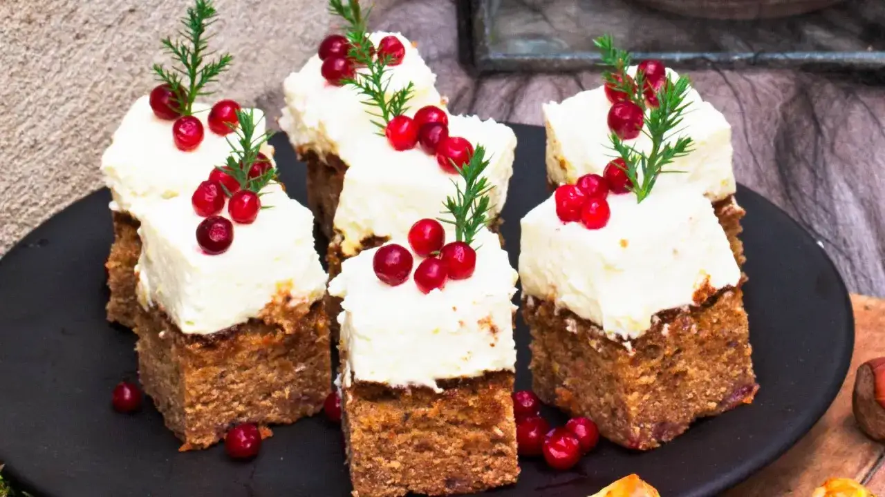 Mjuk pepparkaka med frosting, toppad med lingon och en liten kvist. Perfekt för julens fika.