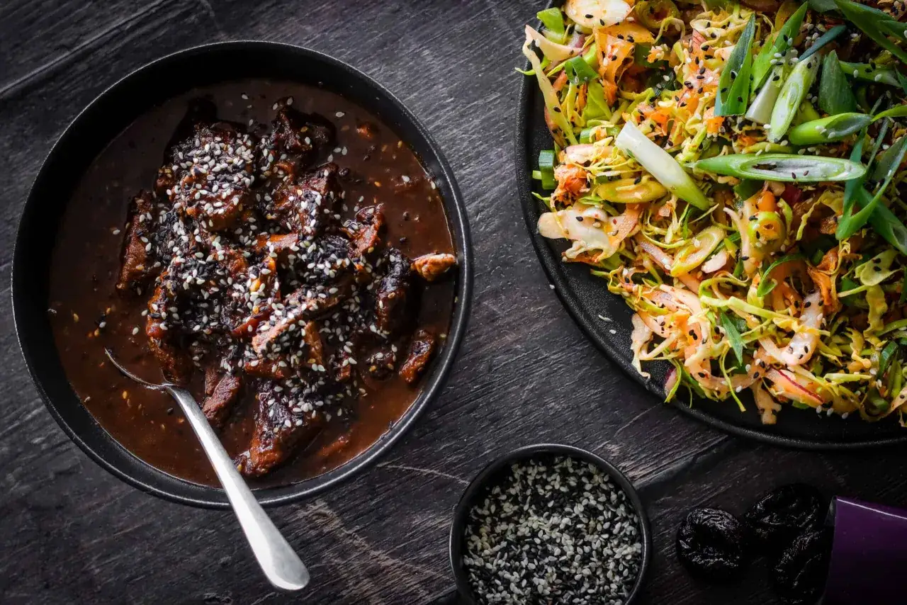 Koreansk bbq sås recept med mört kött och en fräsch kålsallad. Strössel av sesamfrön ger en fin touch.
