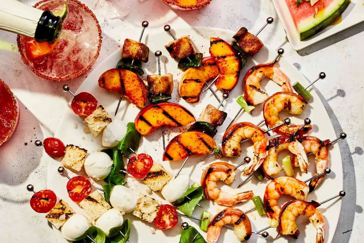 Grillade räkor, persikor och halloumi på spett. Ett perfekt tapas recept för sommaren.
