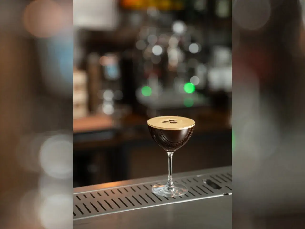 En elegant alkoholfri espresso martini med kaffebönor som dekoration, redo att avnjutas.