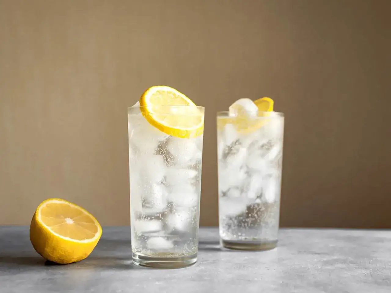 Två glas med is och citron, perfekta för att utforska olika tom collins varianter.
