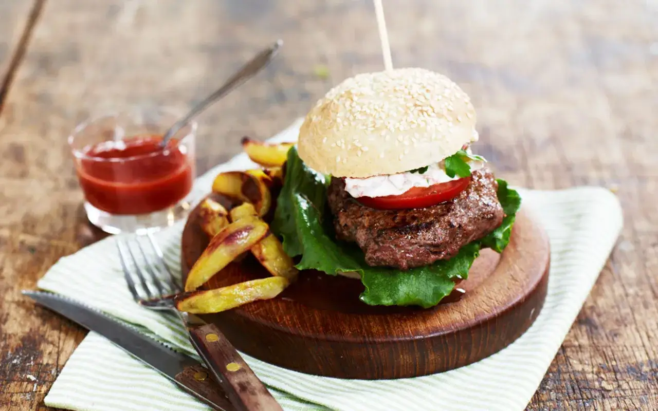 En saftig hamburgare med pommes frites och ketchup. Ett perfekt hamburgare recept f&ouml;r en h&auml;rlig m&aring;ltid.