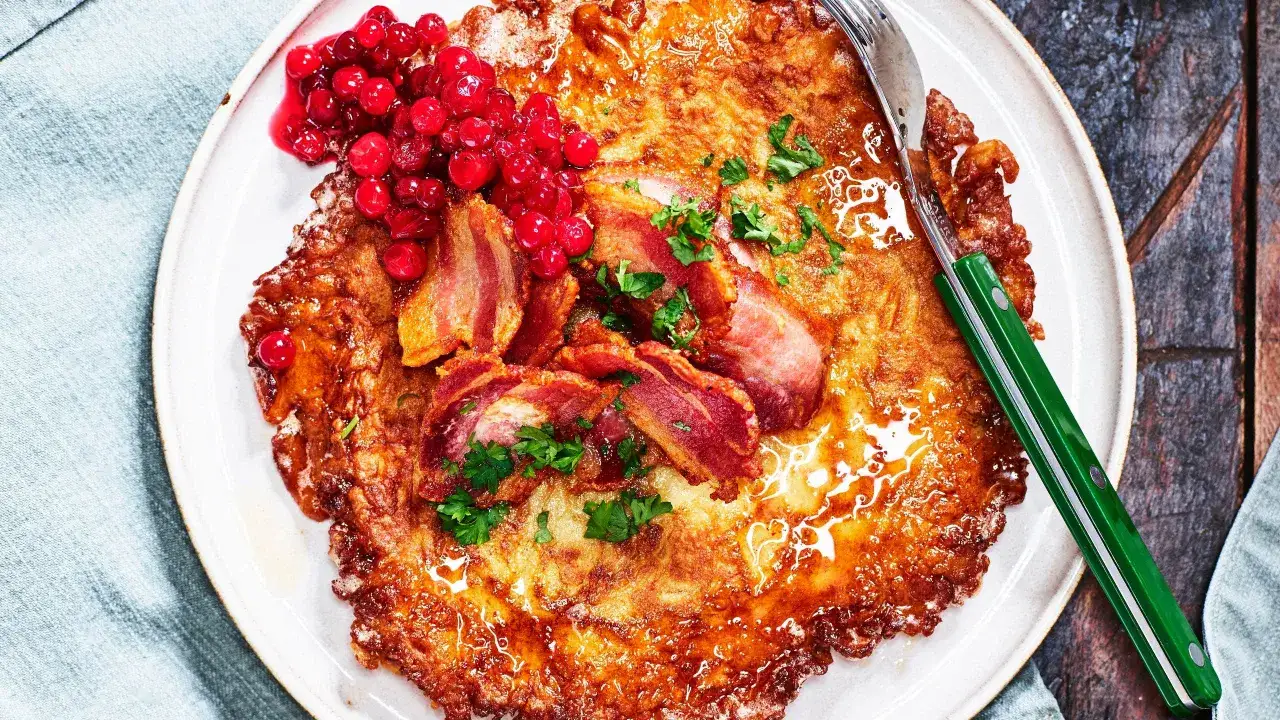 Krispig raggmunk med knaperstekt bacon, lingon och persilja. Ett klassiskt raggmunk recept som &auml;r sv&aring;rslaget.