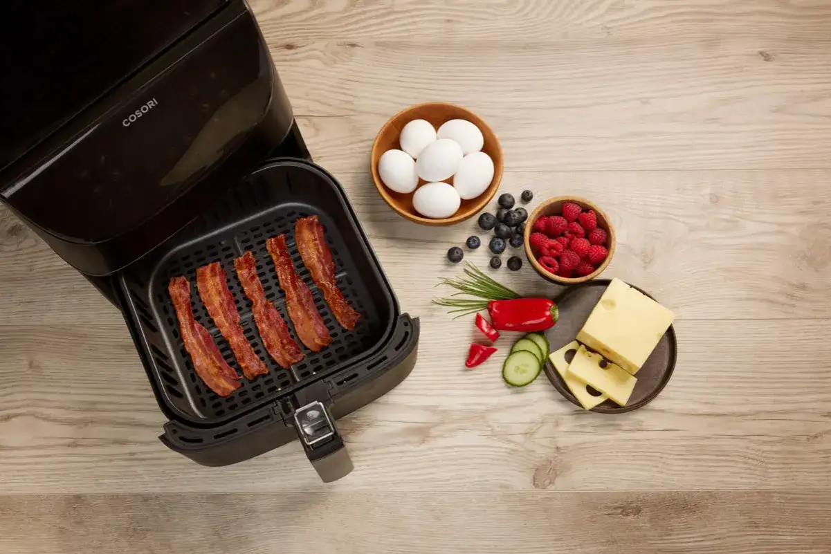 Krispigt bacon i airfryer, redo f&ouml;r en god frukost med &auml;gg, b&auml;r och ost.