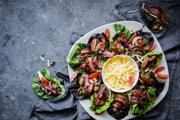 Läckra salladsrullar fyllda med köttfärs, bacon, svamp och tomat. En perfekt proteinrik mat för en hälsosam måltid.