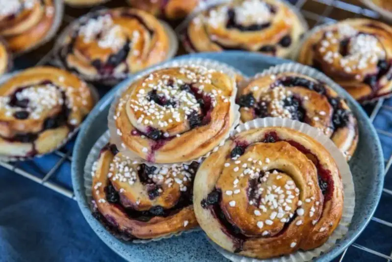 Fredriks fika: saftiga kanelbullar med blåbär, perfekta för en mysig stund.